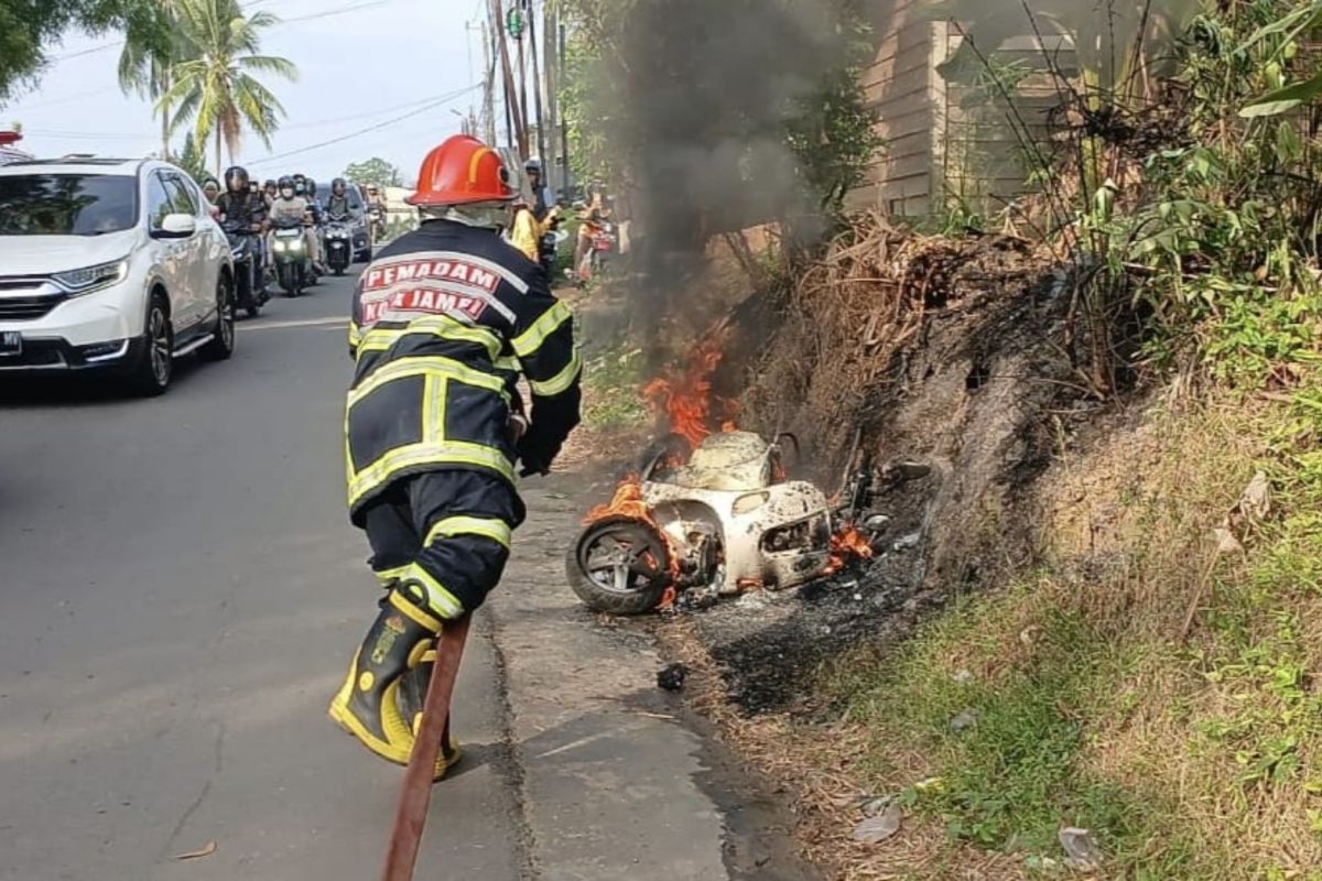Damkartan Kota Jambi padamkan motor terbakar akibat percikan api