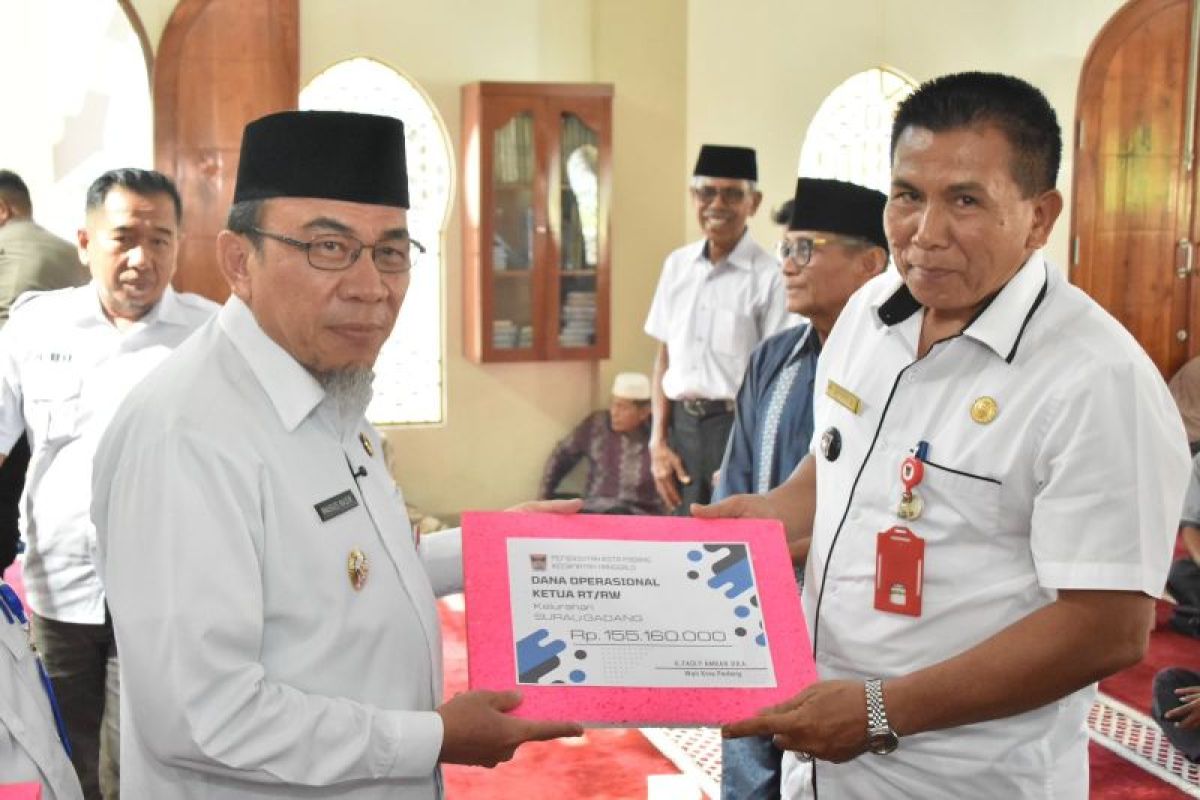 Wawako Maigus Nasir serahkan dana operasional RT/RW di Nanggalo