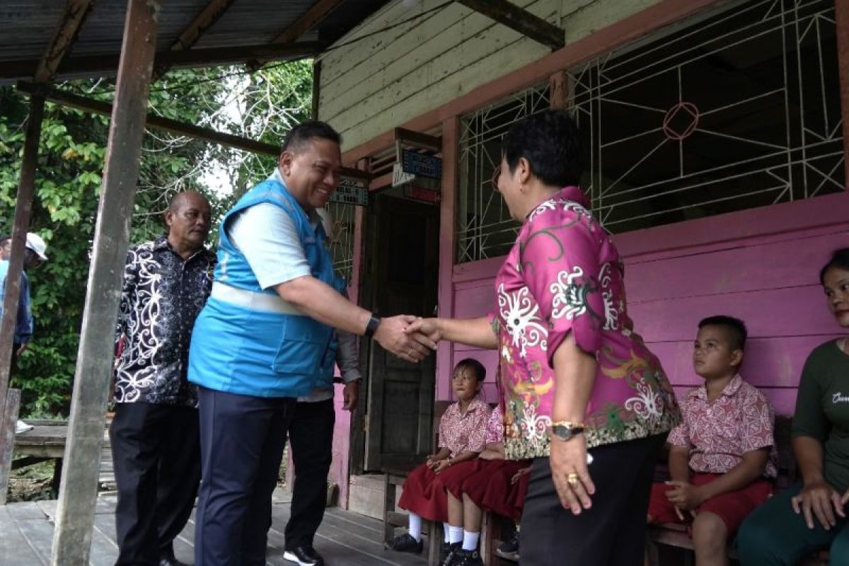 PLN  Kalselteng salurkan buku bacaan dan laptop di daerah 3T