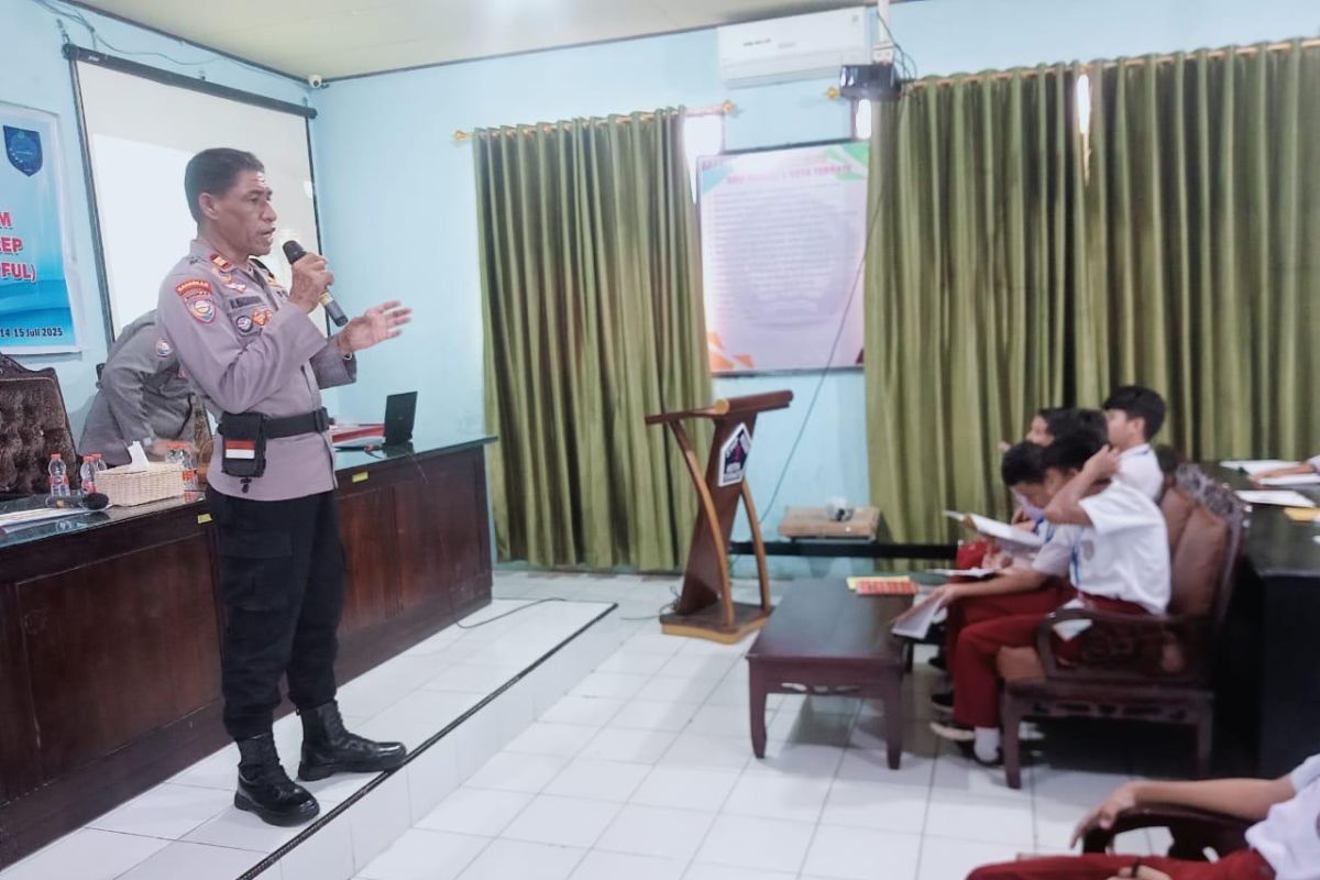 Polres Ternate sosialisasikan  bahaya judi online ke siswa