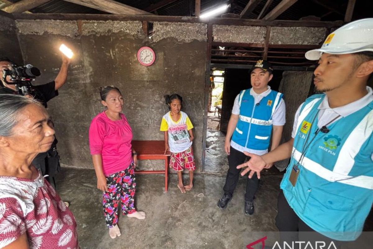 PLN UP3 Tahuna sambungkan listrik gratis 19 keluarga kurang mampu