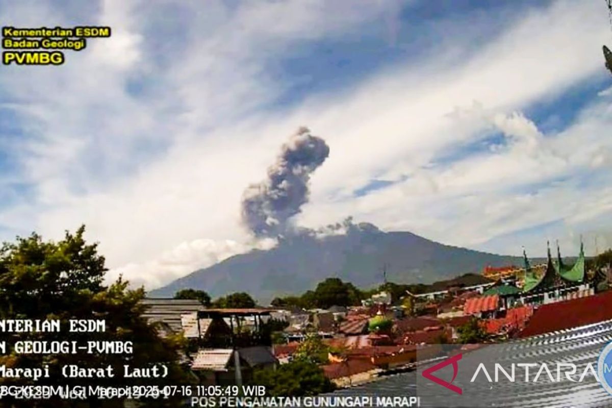 Ketinggian kolom abu erupsi Marapi di Sumbar capai 1.200 meter