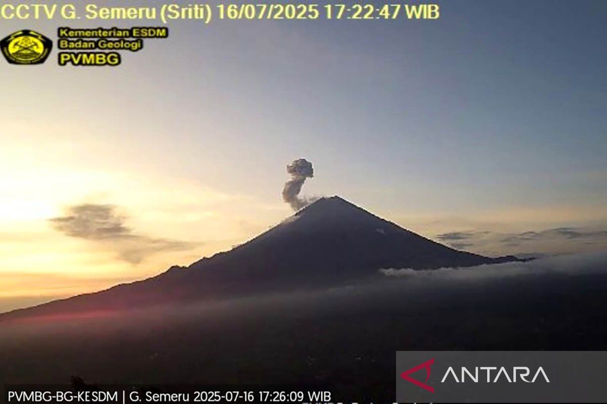 Gunung Semeru kembali erupsi dengan letusan setinggi 800 meter