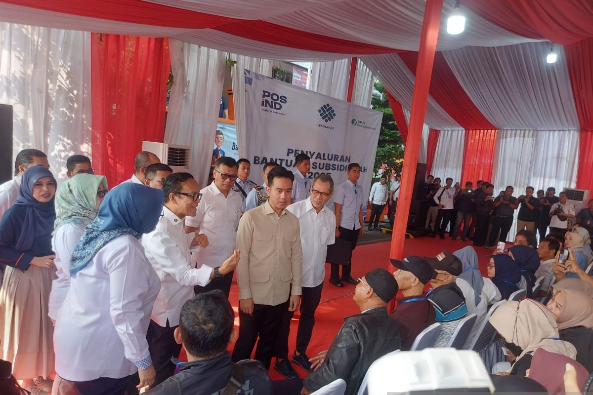Wapres Gibran pantau  penyaluran BSU di Kantor Pos Tangerang