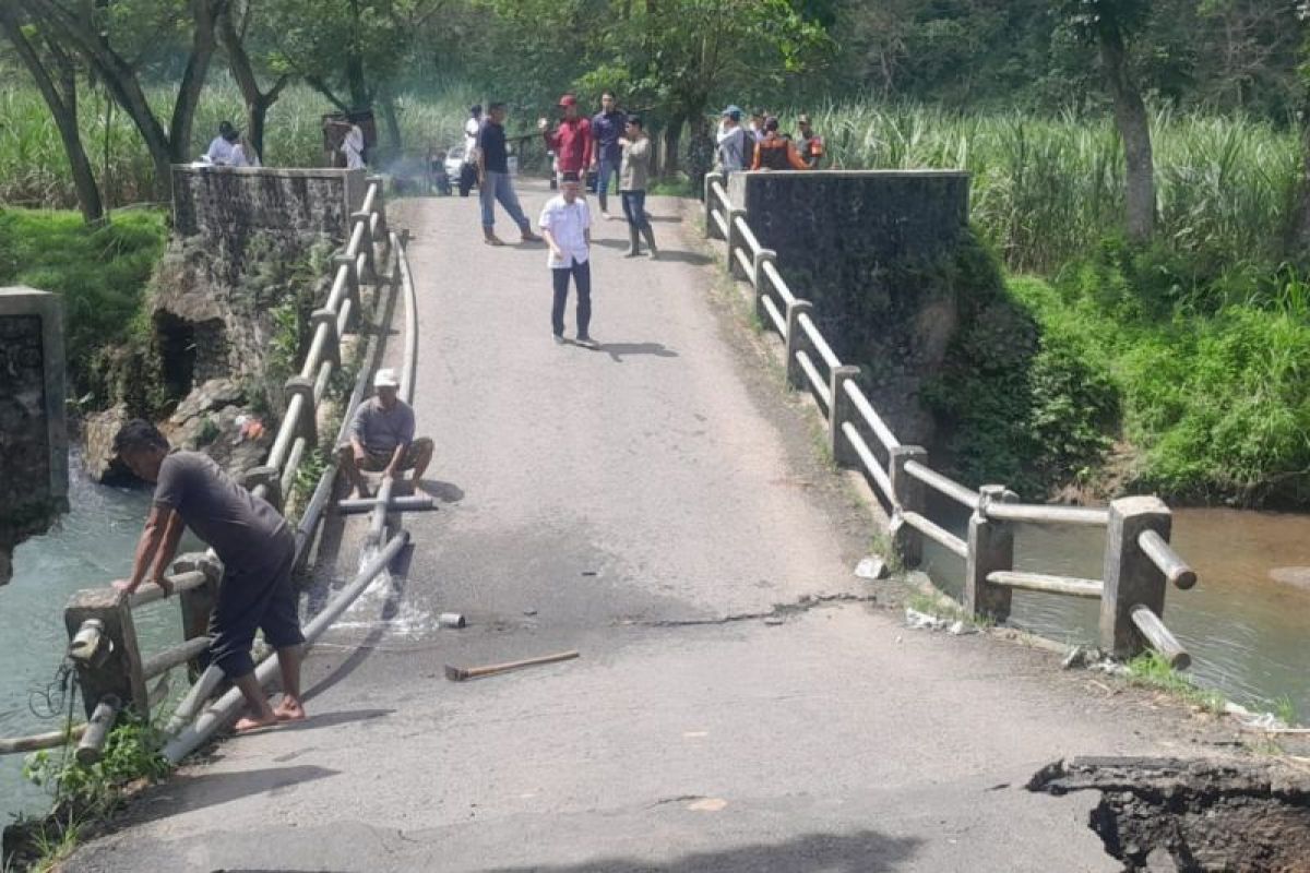 Pemkab Banyuwangi buat jembatan darurat hubungkan tiga desa