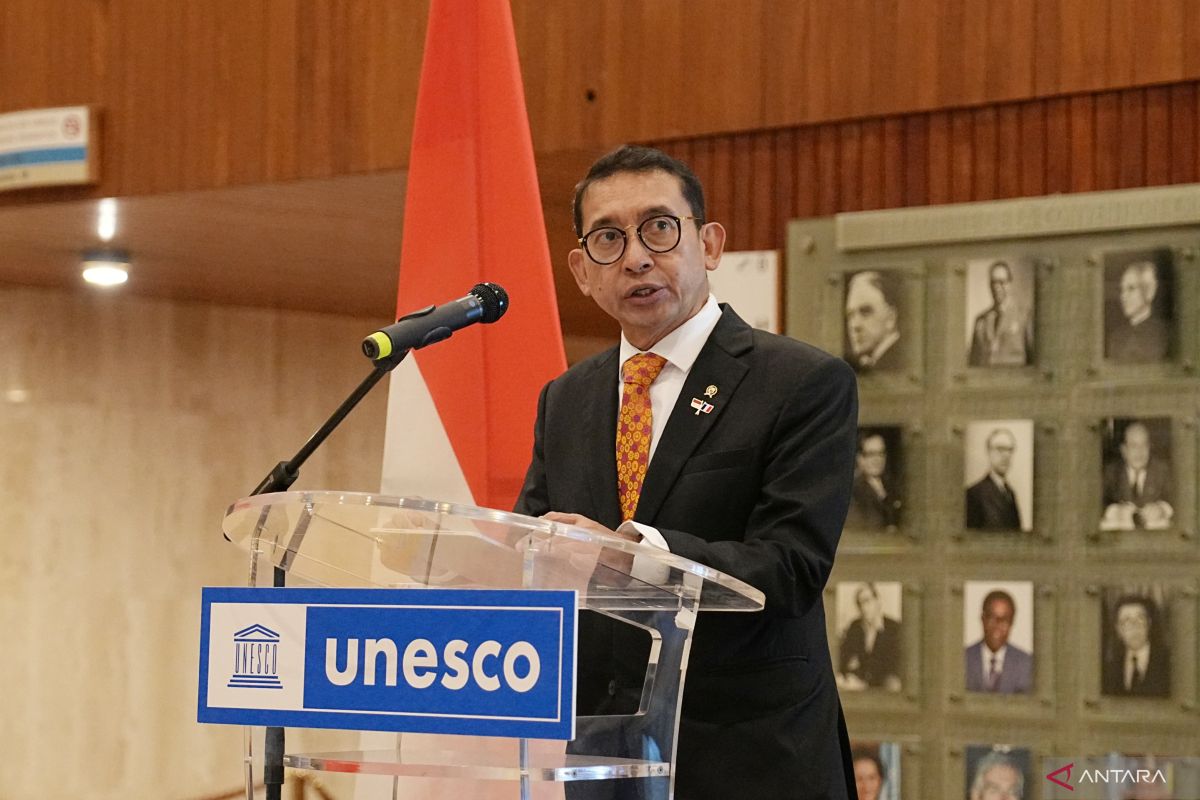Minister promotes Indonesian traditional fabrics at UNESCO