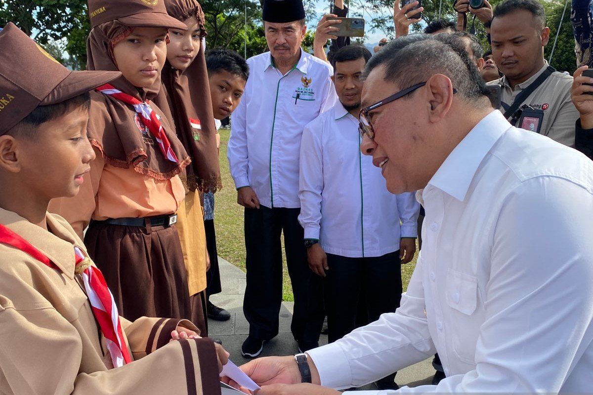 Wako Ramlan dan Baznas salurkan zakat Bukittinggi Cerdas