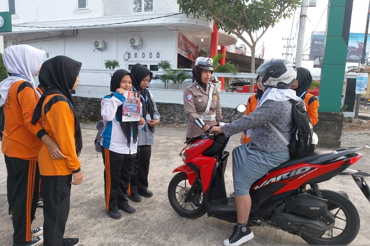 Satlantas Pasaman Barat sosialisasikan tertib berlalu-lintas ke sekolah