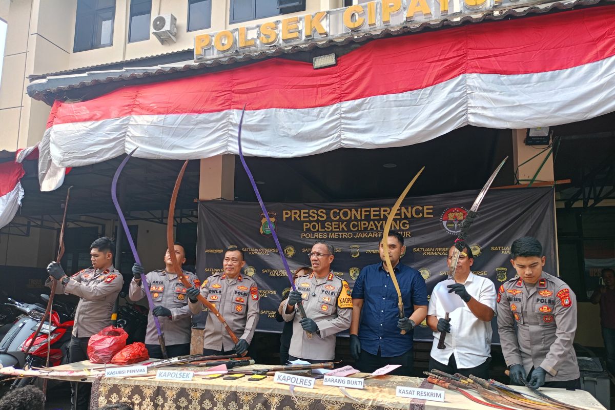 Mobil pribadi angkut 27 senjata tajam untuk tawuran di Lubang Buaya