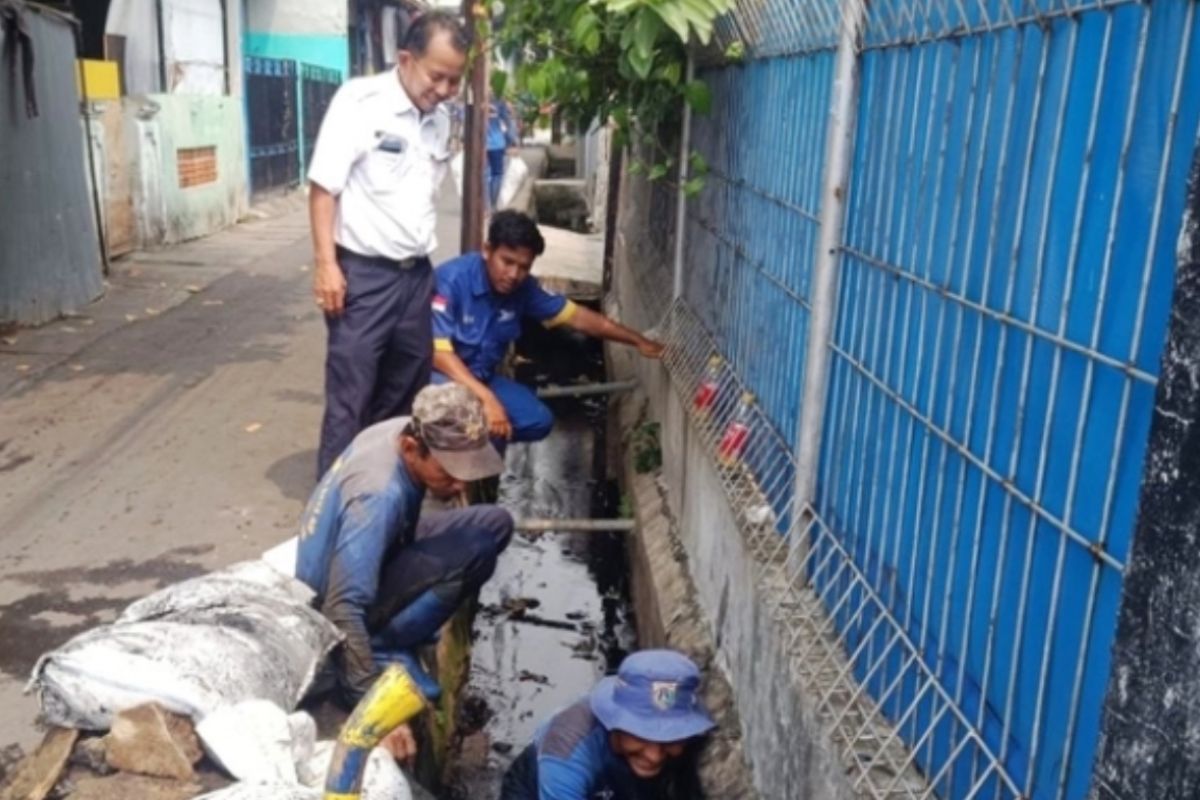 Jakut keruk saluran air di permukiman warga untuk cegah banjir
