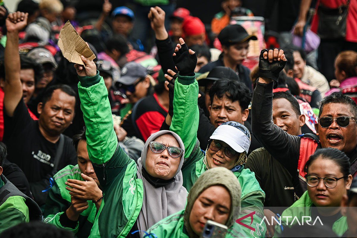 Jakarta ojol drivers protest over platform commission cuts