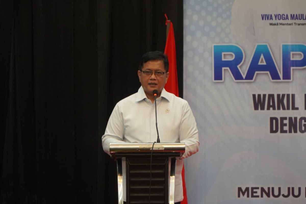 Kunker ke Hateng, Wamen Transmigrasi salurkan bantuan transmigrasi