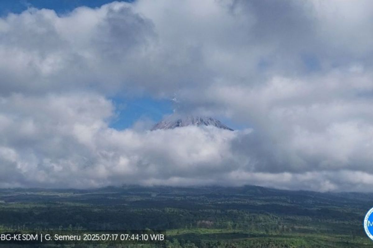 Semeru erupts twice, ash reaches one thousand meters