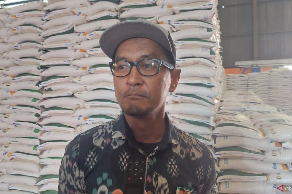 Bulog salurkan beras pangan kepada 11.248 warga Kota Sorong