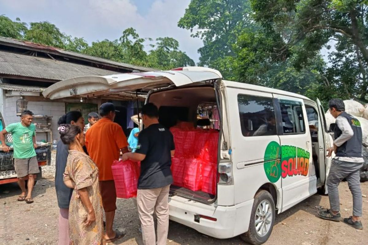 Baitul Mal Hidayatullah sedekah daging untuk 55 keluarga pemulung di Depok