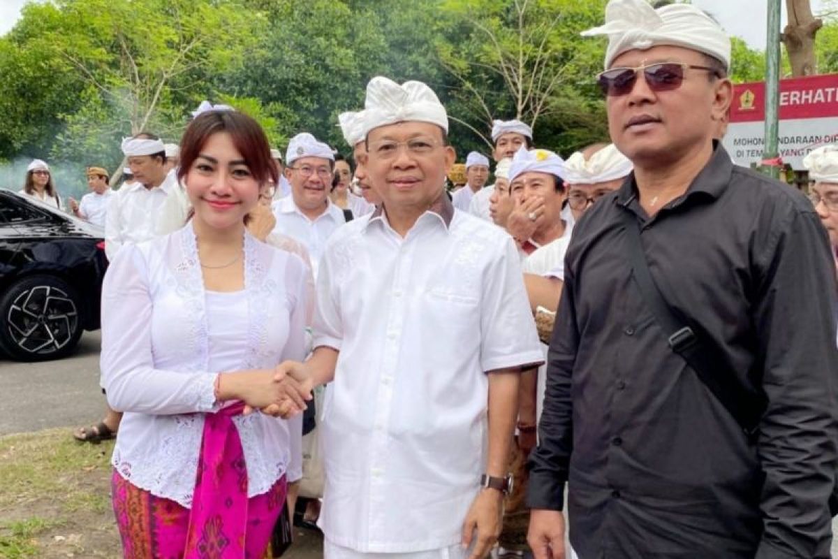 Eka Lestari Sinaga Hadir Rayakan Tumpek Uye Bersama Gubernur Koster