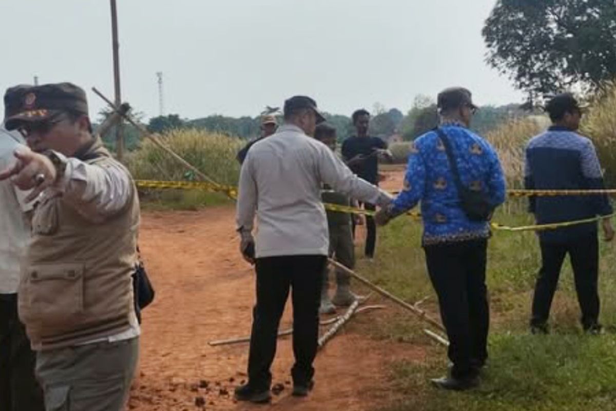 Satpol PP Karawang segel lokasi galian tanah ilegal di Cikampek