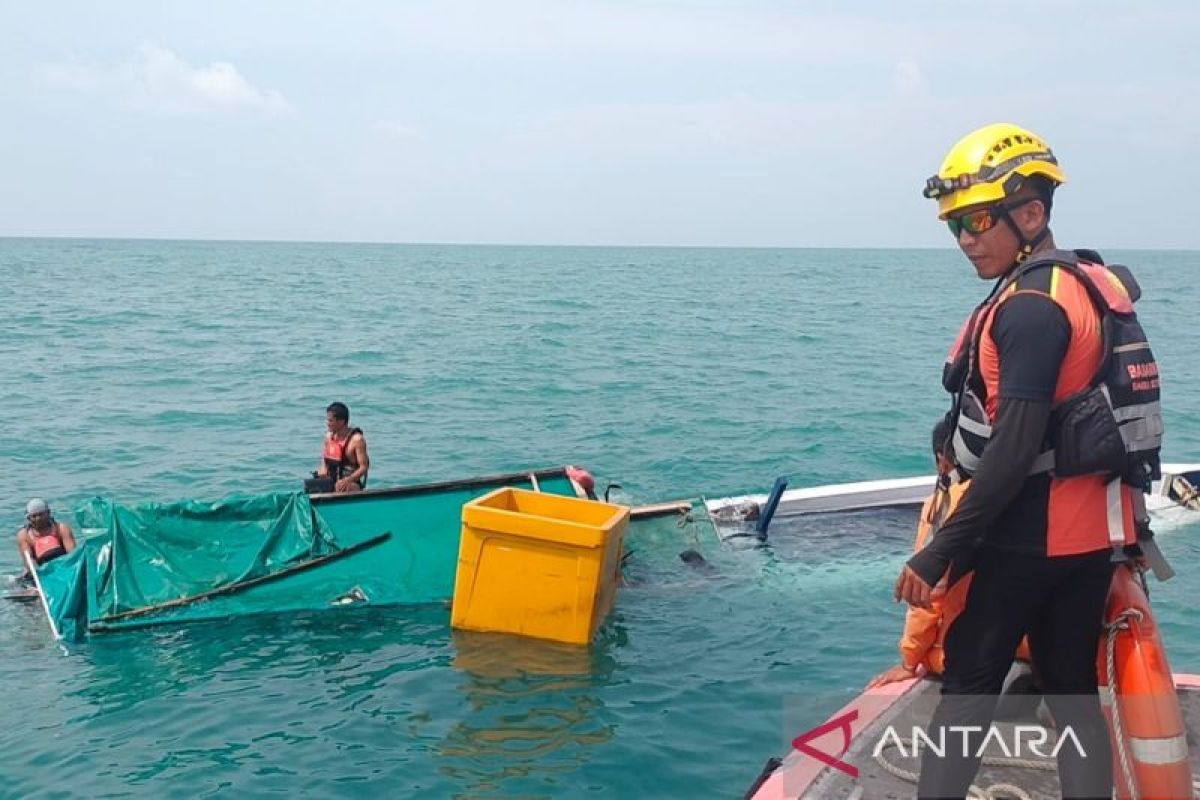 Tim SAR Babel selamatkan nelayan tabrak karang di Bangka