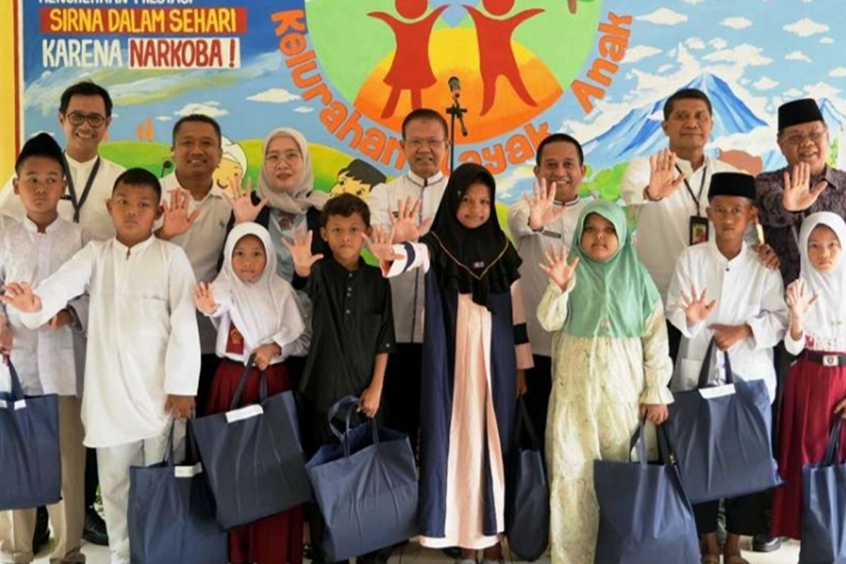 300 pelajar kurang mampu di Jakbar dapat bantuan perlengkapan sekolah