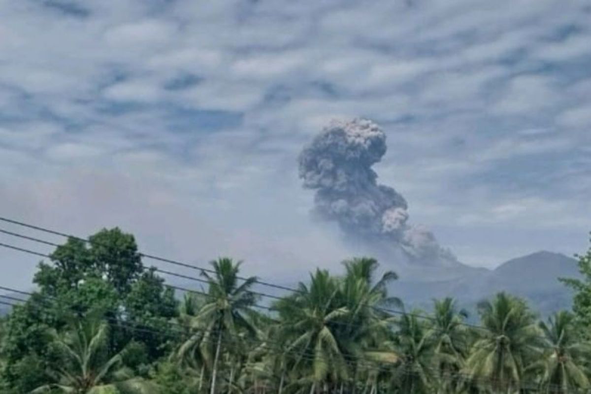 Gunung Dukono di Halut  semburkan abu vulkanik setinggi 1.200 meter