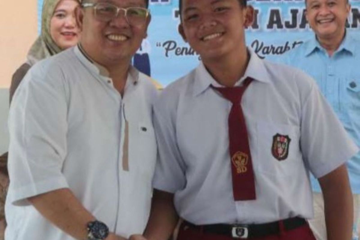 Pemkab Bangka Tengah bagikan paket perlengkapan sekolah ke pelajar kurang mampu