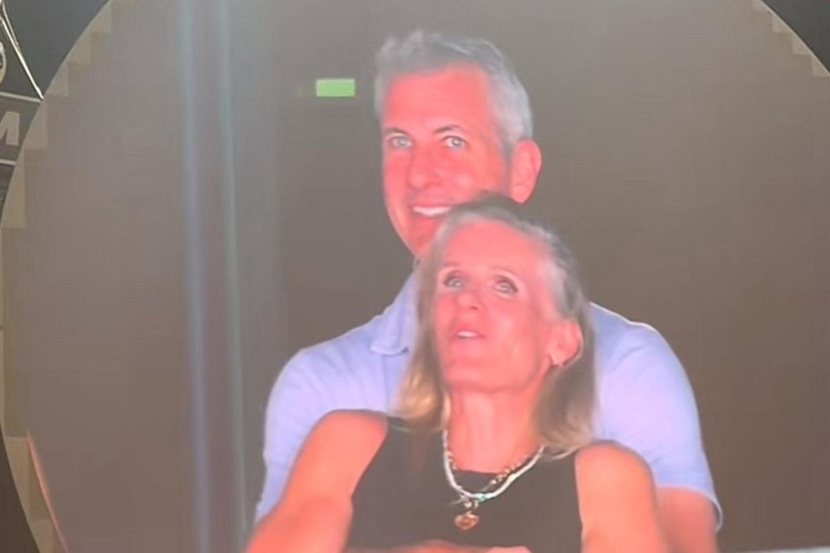 Andy Byron tertangkap kamera memeluk Kristin Cabot di konser Coldplay