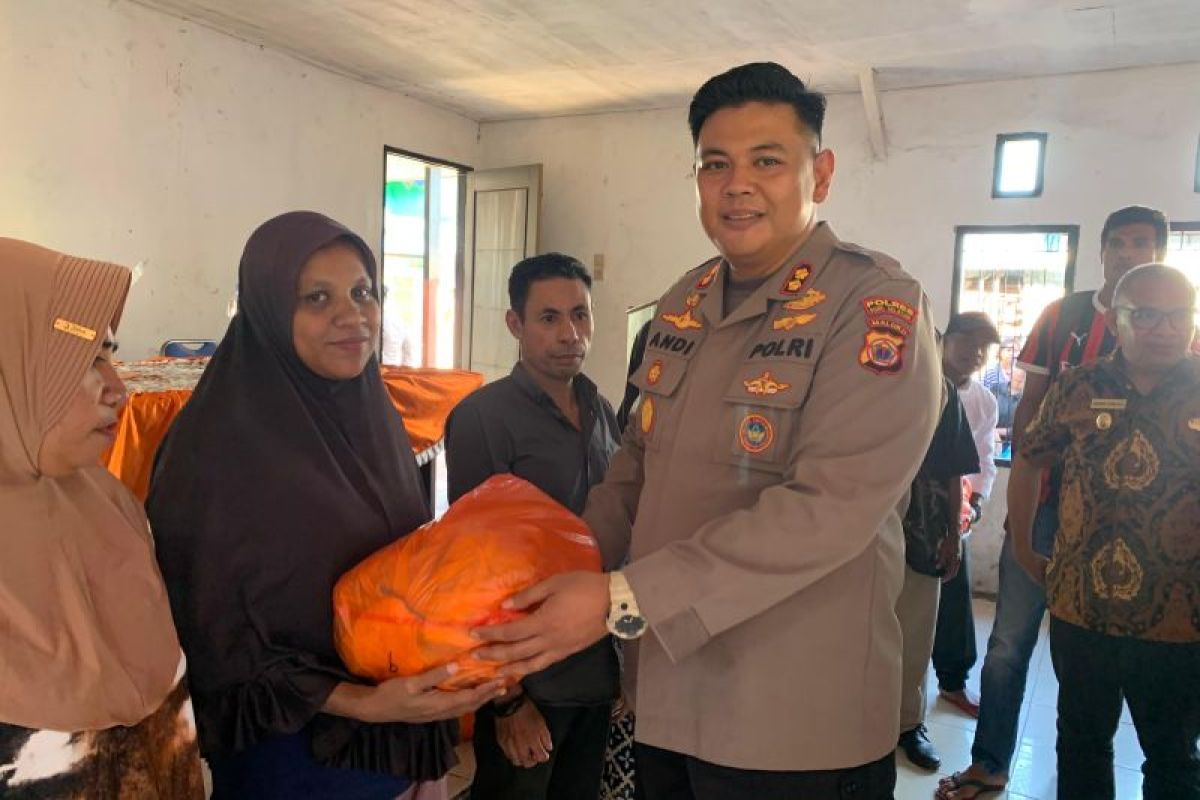 Polres Bursel salurkan bantuan sembako bagi 138 warga terdampak bencana alam banjir