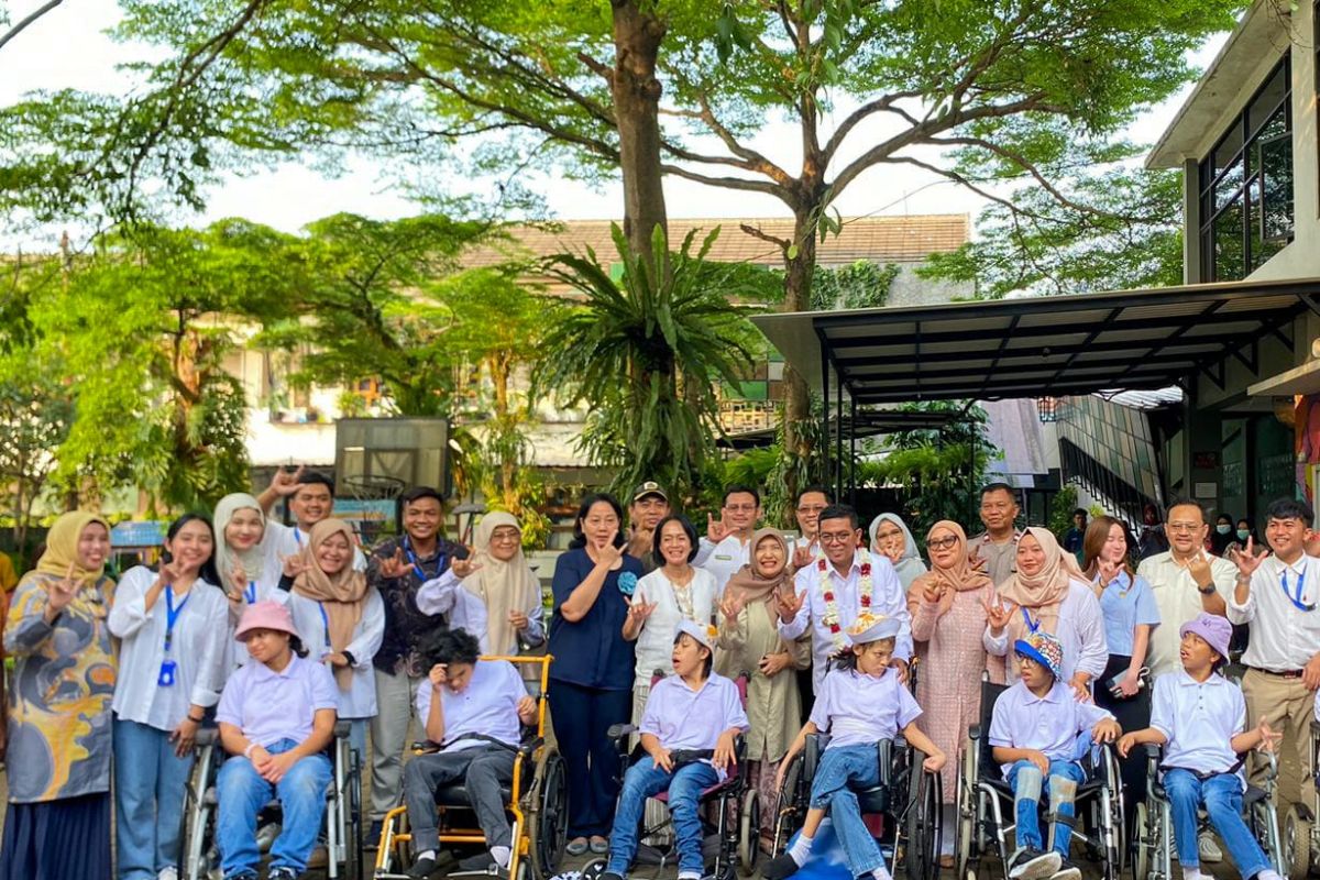 Di sekolah gratis tidak ada lagi beban biaya apapun ke siswa