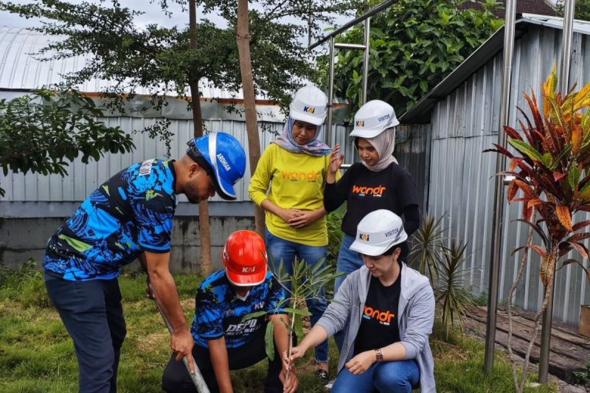 Daop 7 tanam pohon di Depo Kereta Blitar untuk jaga lingkungan