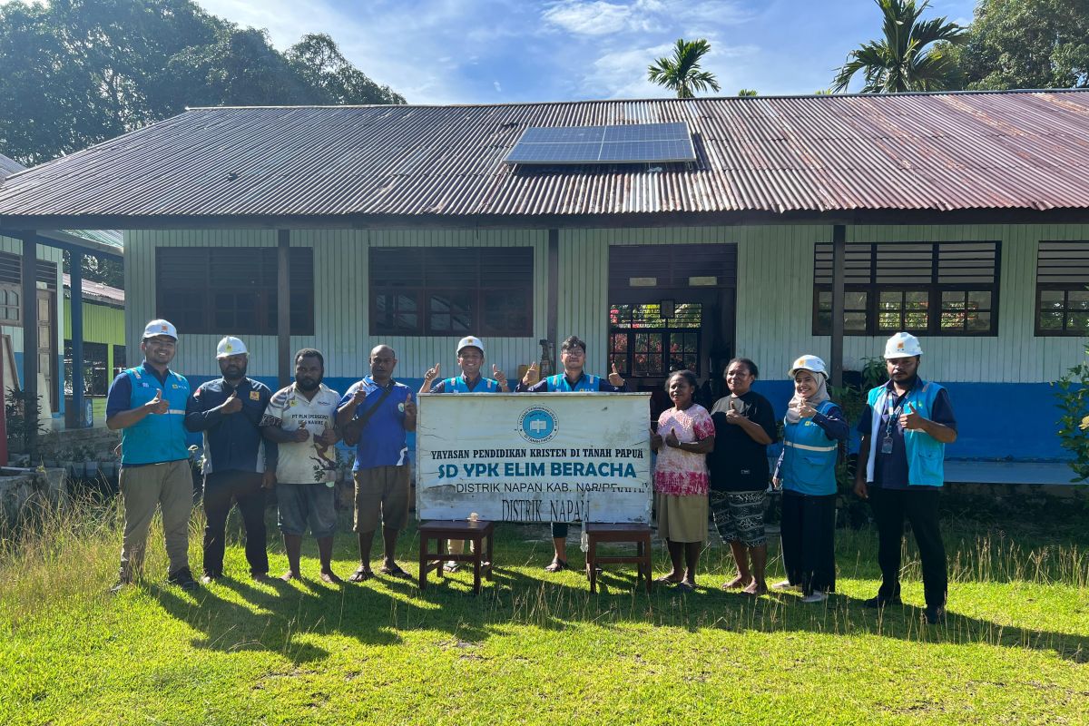 PLN pasang PLTS mikro Super Sun di sekolah-sekolah di Papua Tengah
