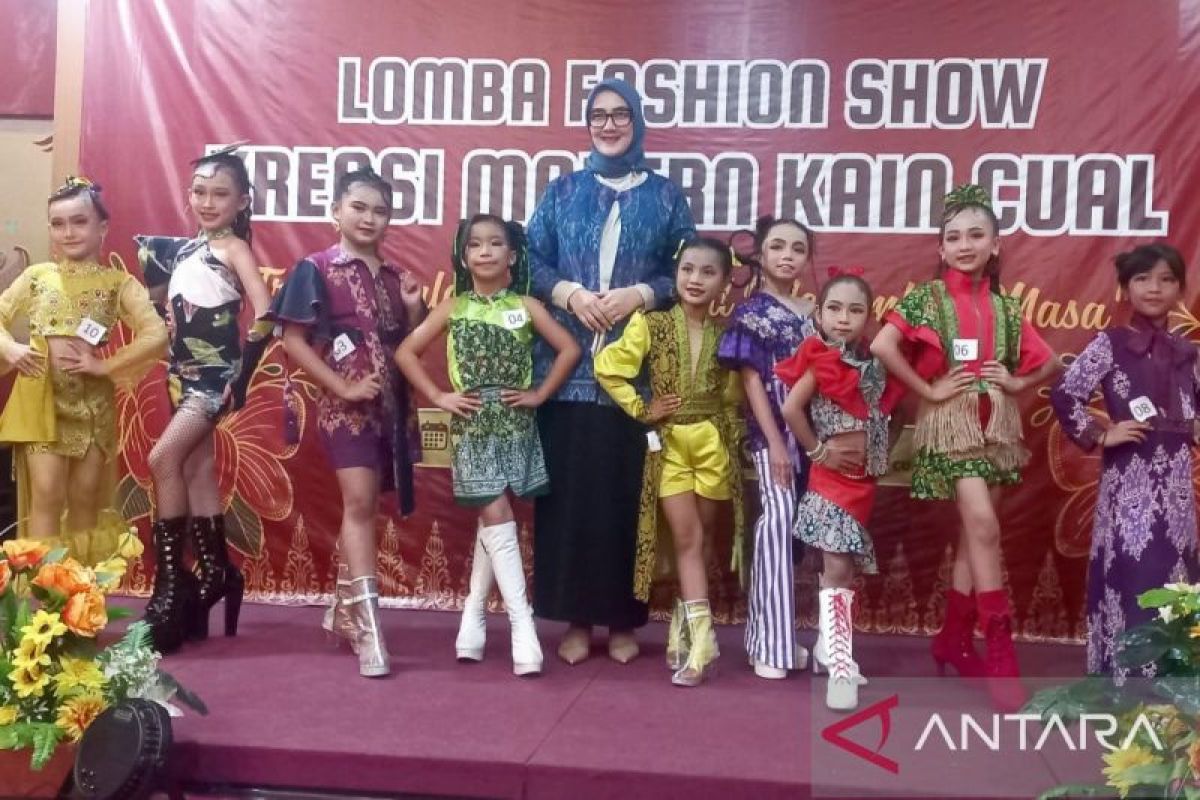 Noni Hidayat Arsani apresiasi fashion show kreasi modern kain cual