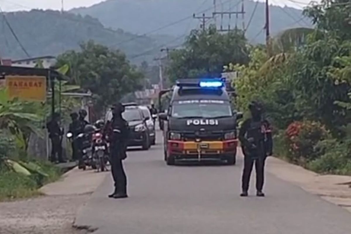Warga terduga teroris ditangkap Densus 88 di Tolitoli
