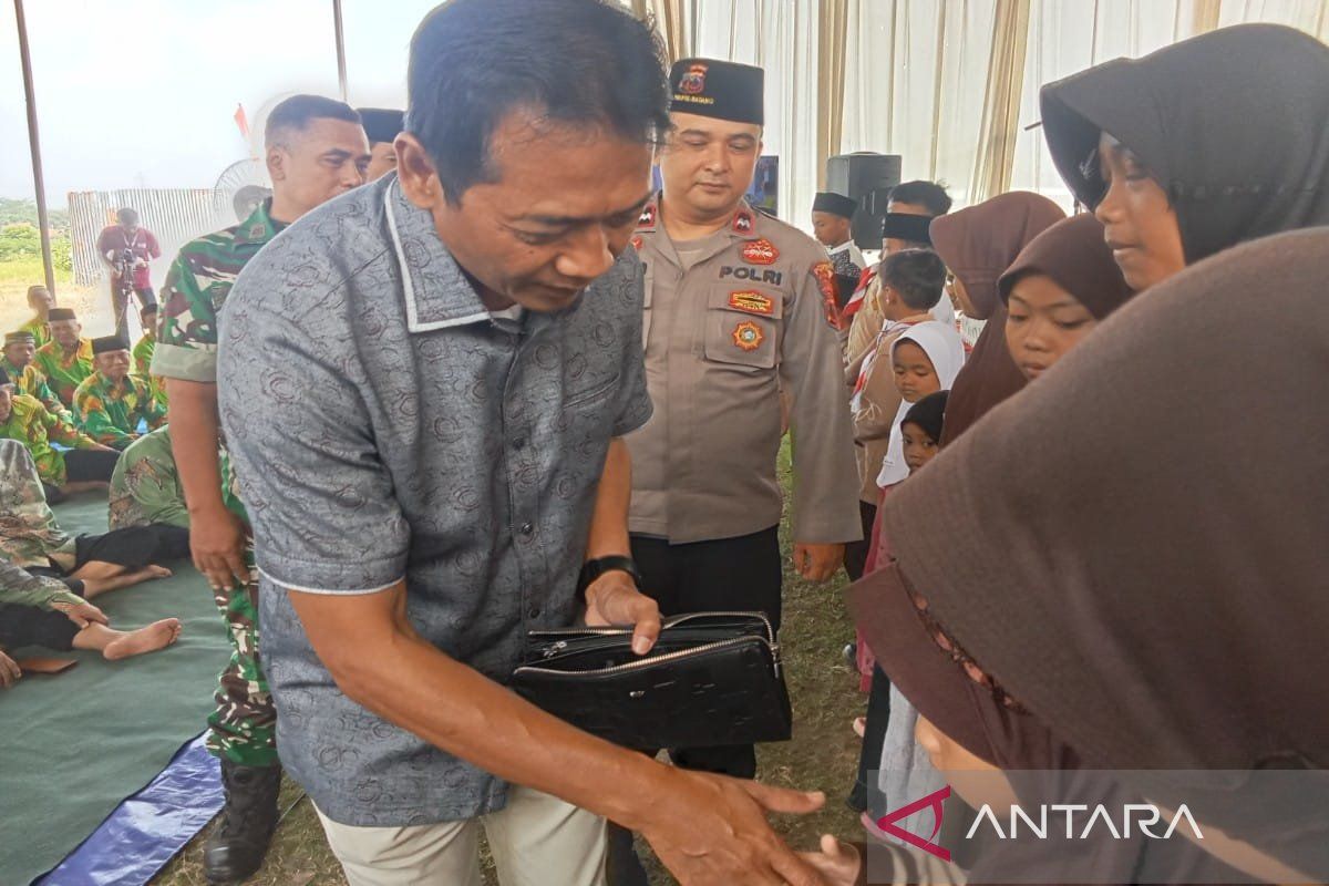 Wabup Batang berbagi rezeki dengan puluhan anak yatim di Ponpes
