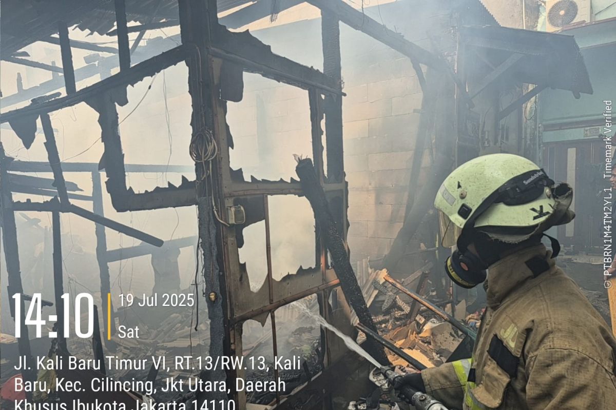 Akibat korsleting listrik, satu rumah di Cilincing hangus terbakar