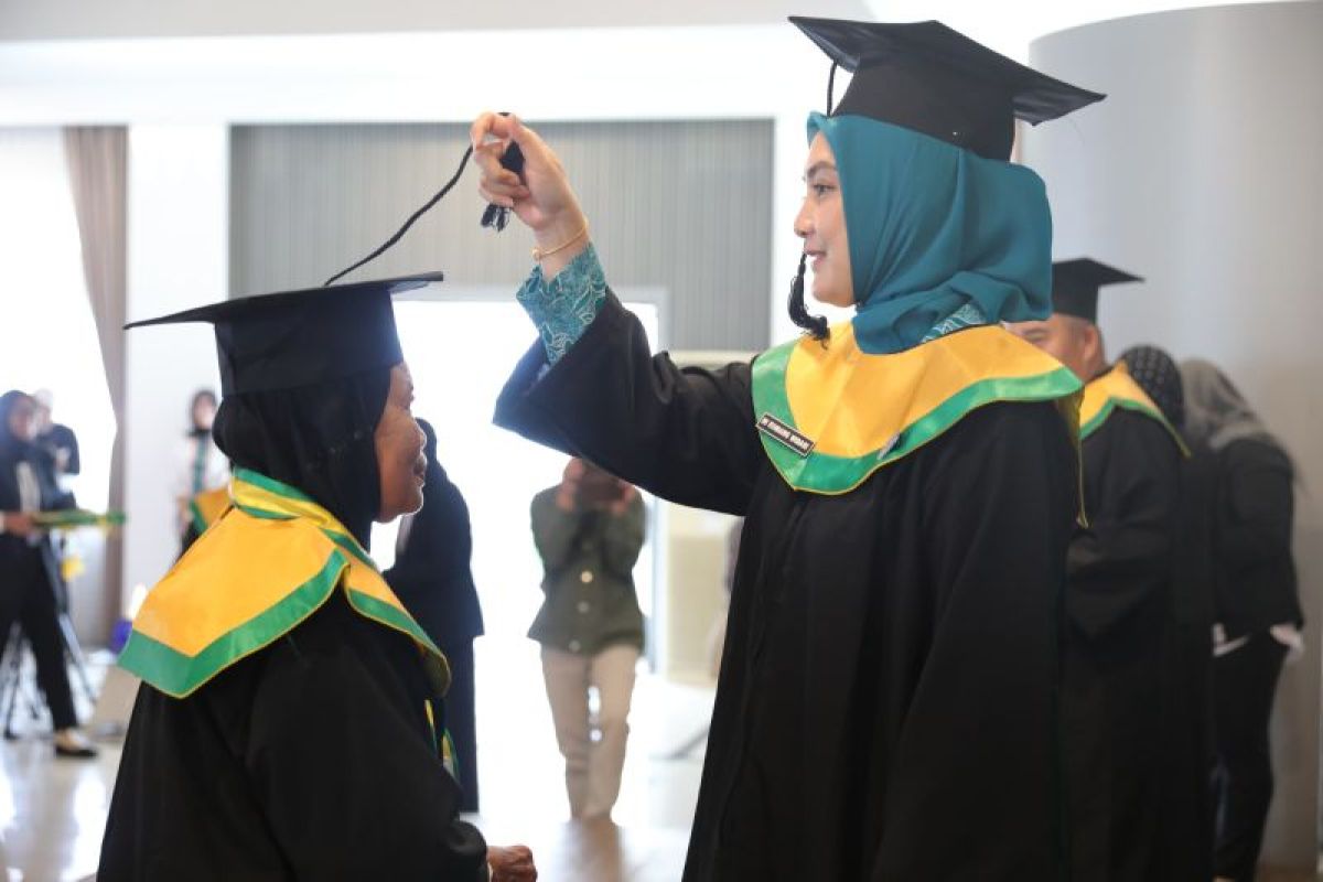 BKKBN Babel wisuda 100 peserta didik Sekolah Lansia