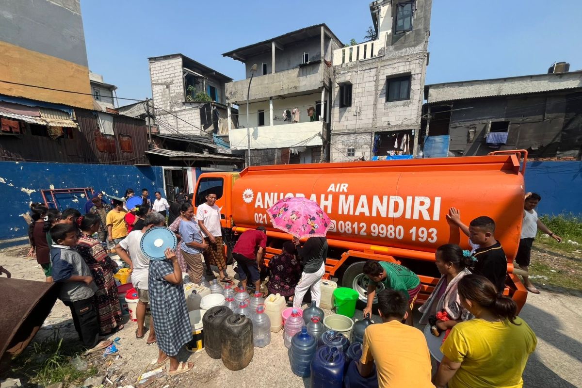 Air PAM Jaya tak mengalir, warga Penjaringan patungan beli dari truk tangki