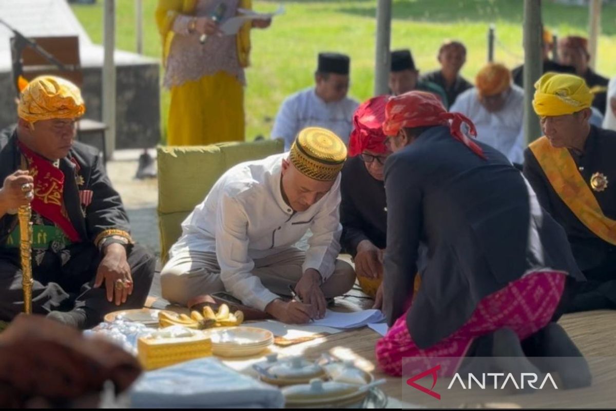 Fuad Plered jalani sanksi adat kasus ujaran kebencian di Palu
