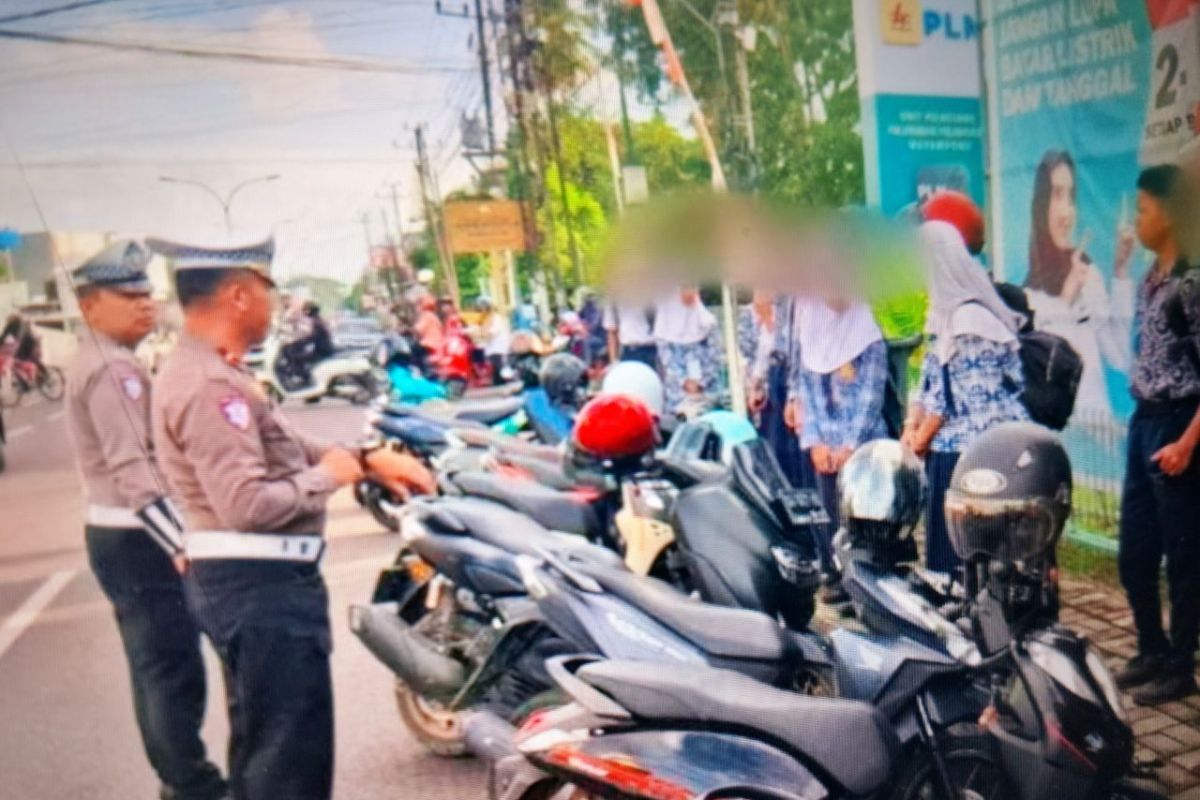 Polres Bone Sulsel edukasi siswa pada Operasi Patuh 2025