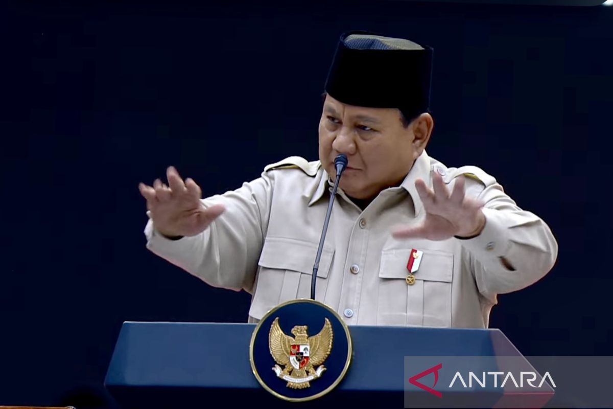 Presiden Prabowo berikan hadiah berupa tiga pantun untuk Kaesang saat Kongres PSI