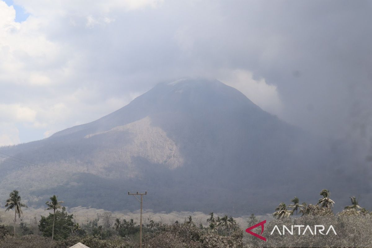 Badan Geologi: Aktivitas Gunung Lewotobi Laki-laki masih Level IV