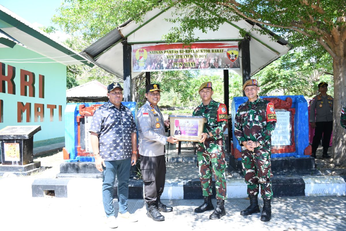 NTT police chief honors soldiers stationed at RI-Timor Leste border
