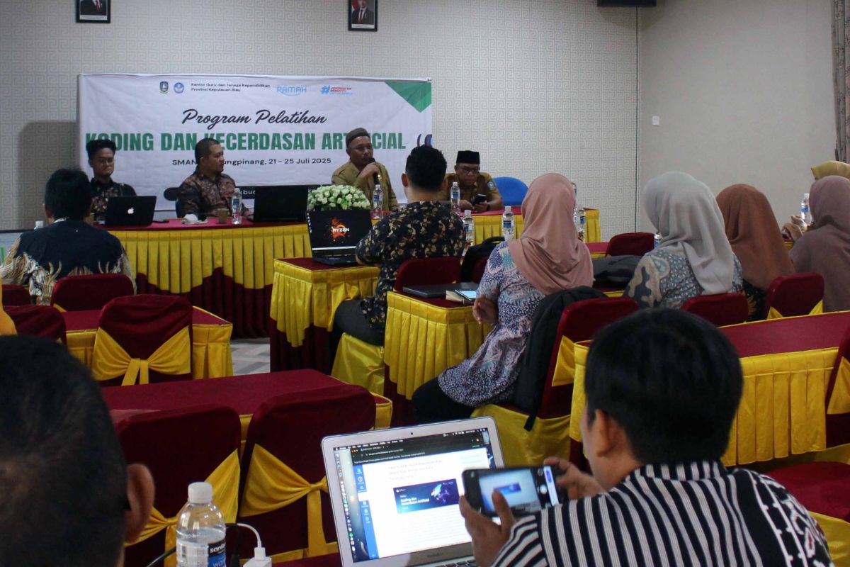 Puluhan guru di Kepri dapat pelatihan koding dan AI