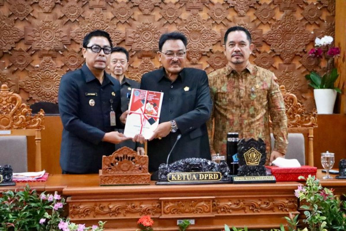 Wawali Denpasar serahkan Ranperda Pajak dan Retribusi ke DPRD