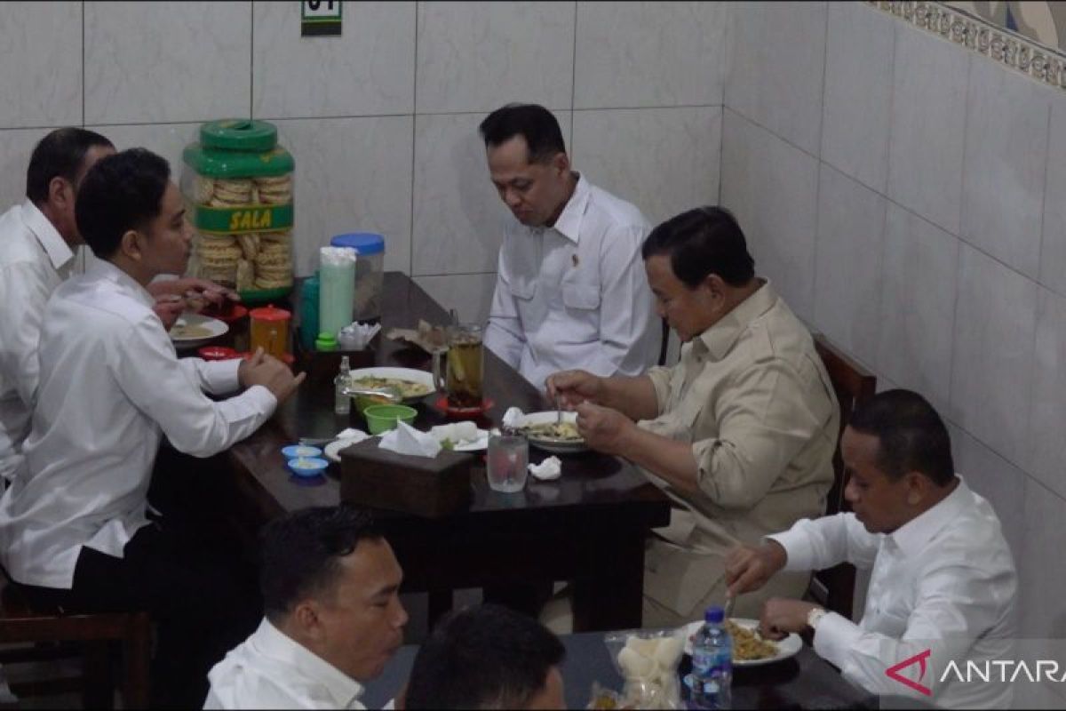 Prabowo, Jokowi, Gibran semeja makan bakmi jawa di Solo