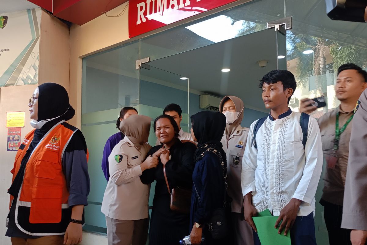Keluarga korban kebakaran Tebet menangis saat terima jenazah