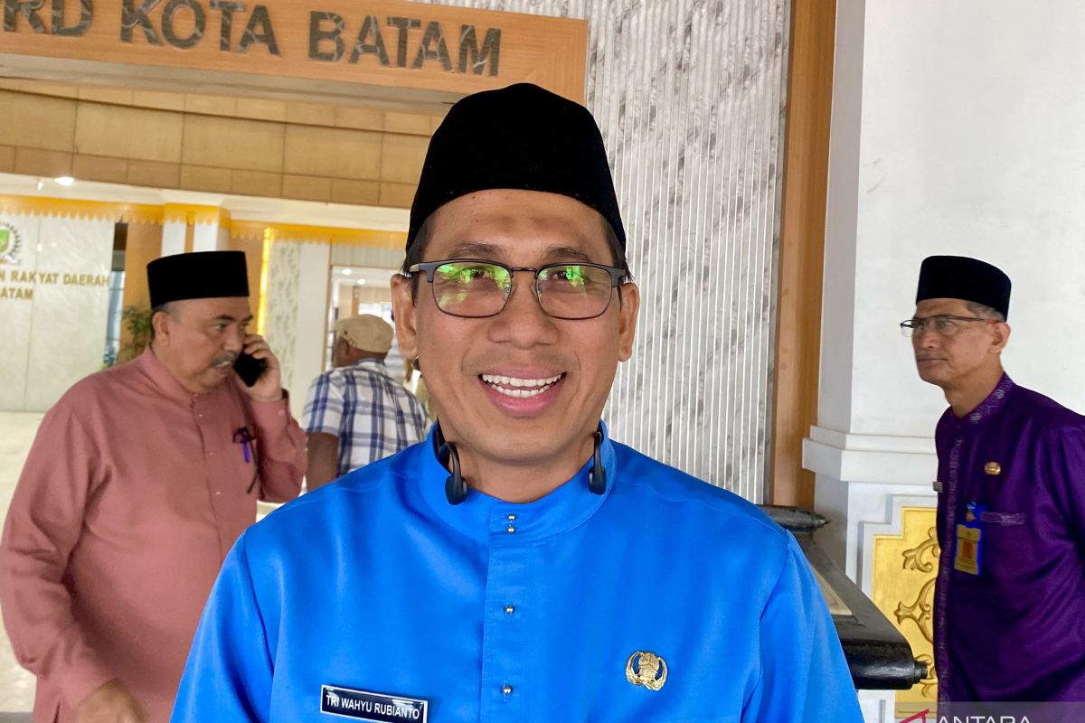 52.835 siswa baru di Batam terima dua pasang seragam gratis