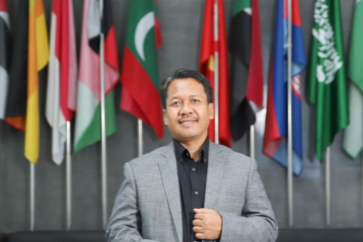 Minister offers scholarships to lecturers to study abroad