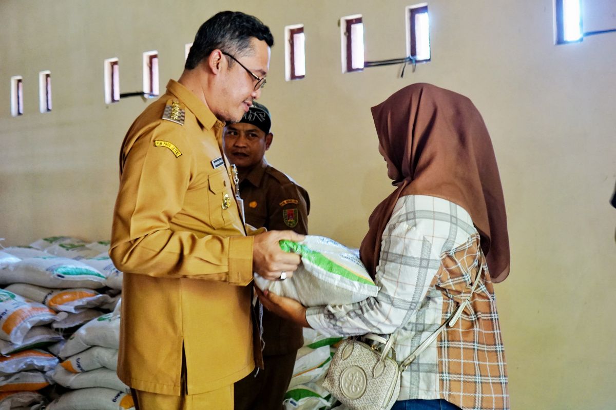 Bupati Magelang  salurkan bantuan pangan berupa beras di Desa Tempak