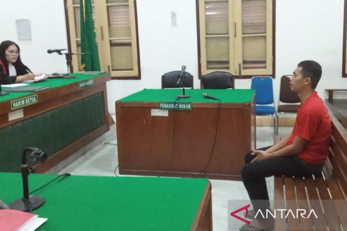 Jaksa tuntut terdakwa dua tahun penjara karena mencuri sandal majikan