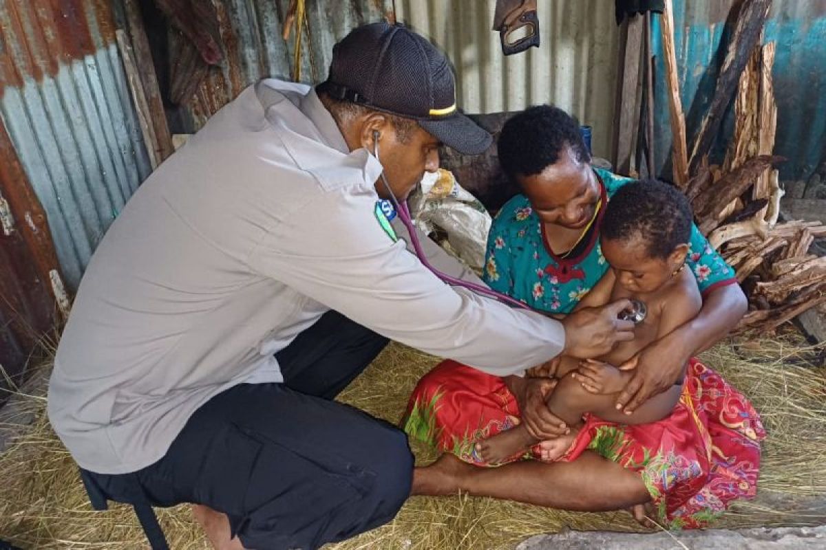 Personel Polres Nduga melakukan pemeriksaan kesehatan warga Kenyam